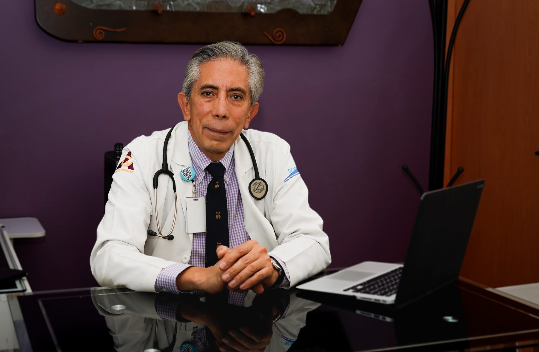 Dr. Joaquín Sánchez Garduño en su consultorio
